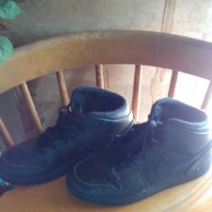 AiR JORDAN'S YOUTH  SIZE 5.
